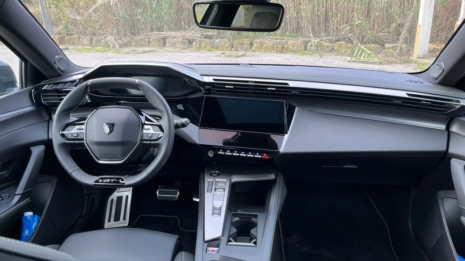 Der Innenraum des Peugeot 308 mit i-Cockpit, kompaktem Lenkrad und digitalem Display.